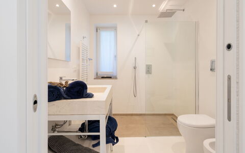 Villa Giomoa 8: Pavimentazione, Pavimento, Interior Design, Bagno, Parete, Idraulico Fixture, Specchio, Soffitto, Camera, Idraulico