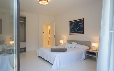 Villa Giomoa 8: Mobilia, Interior Design, Letto, Legna, Pavimento, Camera Da Letto, Pavimentazione, Soffitto, Camera, Lenzuolo