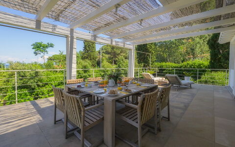 Villa Giomoa 8: Mobilia, Legna, Sedia, Mobili Da Esterno, Tavolo, Tavolo Esterno, Portico, Cucina & Sala Da Pranzo Tavolo, Shade, Struttura Esterna