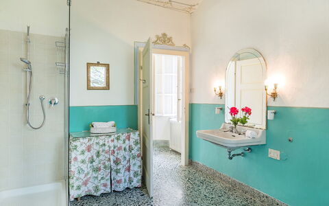 Villa Lemura 16+4: Parete, Lavandino Del Bagno, Bagno, Idraulico Fixture, Interior Design, Pavimentazione, Pavimento, Rubinetto, Lavello, Idraulico