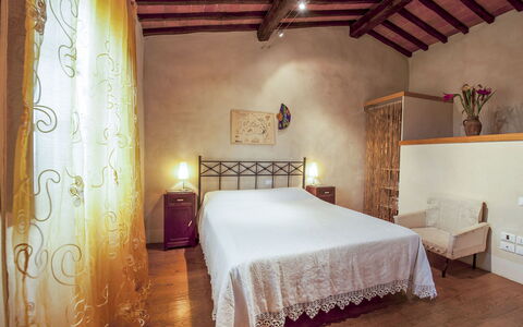 Buca delle Fate 8: Mobilia, Interior Design, Letto, Parete, Camera Da Letto, Pavimentazione, Legna, Pavimento, Lenzuolo, Bedding