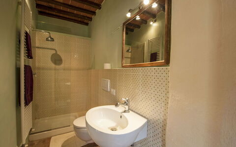 Buca delle Fate 8: Bagno, Lavandino Del Bagno, Idraulico Fixture, Parete, Pavimentazione, Pavimento, Interior Design, Legna, Lavello, Rubinetto