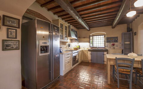 Buca delle Fate 8: Mobilia, Interior Design, Pavimentazione, Parete, Cucina, Legna, Cabinetry, Pavimento, Soffitto, Elettrodomestico Da Cucina