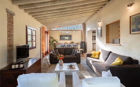 Buca delle Fate 8: Mobilia, Divano, Interior Design, Parete, Pavimentazione, Legna, Pavimento, Soggiorno, Soffitto, Camera