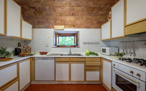 Frantusa 6+2: Cucina, Elettrodomestico Da Cucina, Controsoffitto, Apparecchio Major, Cucina Stufa, Interior Design, Soffitto, Cabinetry, Stufa A Gas, Pavimentazione
