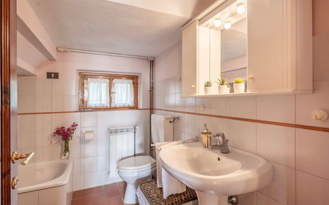 Frantusa 6+2: Lavandino Del Bagno, Bagno, Idraulico Fixture, Interior Design, Lavello, Pavimentazione, Pavimento, Rubinetto, Camera, Idraulico