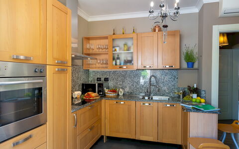 Villa Dolphin 10: Elettrodomestico Da Cucina, Cucina, Cabinetry, Mobilia, Controsoffitto, Apparecchio Major, Elettrodomestico, Legna, Interior Design, Credenza