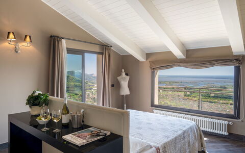 Villa Dolphin 10: Mobilia, Interior Design, Parete, Soffitto, Camera Da Letto, Letto, Camera, Tessile, Biancheria, Casa