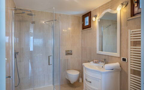 Villa Dolphin 10: Bagno, Idraulico Fixture, Interior Design, Pavimentazione, Parete, Pavimento, Lavello, Lavandino Del Bagno, Rubinetto, Specchio