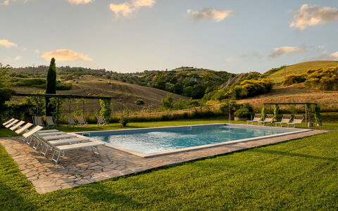 Podere Collelungo 14: Piscina, Collina, Eco Hotel, Catena Montuosa, Mobili Da Esterno, Ricorrere, Agriturismo, Estate, Backyard, Landscaping