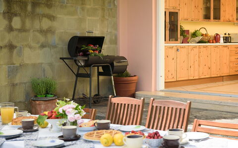 Villa Vittoria D'Anghiari 7+3: Mobilia, Legna, Tavolo, Sedia, Pavimentazione, Interior Design, Cucina & Sala Da Pranzo Tavolo, Cibo, Color Legno, Vaso Di Fiori