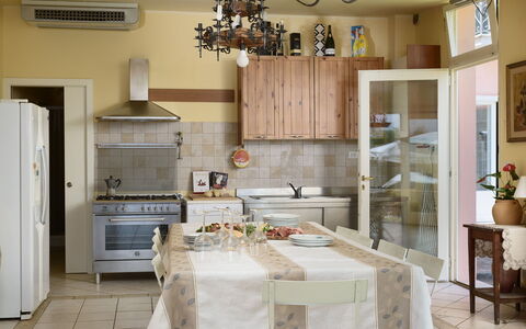 Villa Vittoria D'Anghiari 7+3: Mobilia, Interior Design, Pavimentazione, Pavimento, Legna, Cucina, Sedia, Cabinetry, Camera, Tavolo