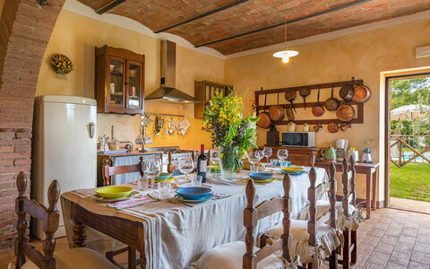 Podere Bagnolo 8: Mobilia, Interior Design, Tavolo, Sedia, Cucina & Sala Da Pranzo Tavolo, Sala Da Pranzo, Pavimentazione, Illuminazione, Camera, Casa