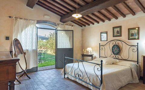 Podere Bagnolo 8: Mobilia, Letto, Telaio Del Letto, Camera Da Letto, Lampada, Pianta Della Casa, Sedia, Hotel, Villa, Bedding