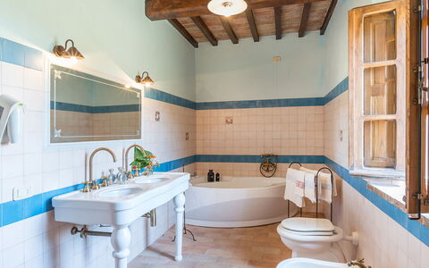 Podere Bagnolo 8: Pavimentazione, Interior Design, Idraulico Fixture, Pavimento, Rubinetto, Porta, Piastrella, Bagno, Lavandino Del Bagno, Idraulico