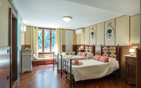 Villa Joy 6: Mobilia, Interior Design, Camera Da Letto, Letto, Legna, Pavimentazione, Soffitto, Lenzuolo, Bedding, Pavimento