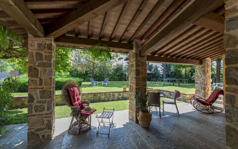 Villa Joy 6: Legna, Colonna, Mobilia, Portico, Shade, Giardino, Brick, Flagstone, Soffitto, Struttura Esterna