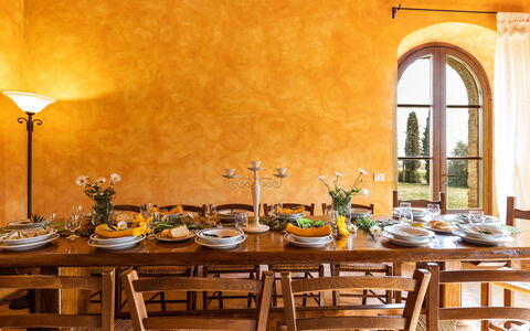 Il Poderuccio 17: Mobilia, Interior Design, Parete, Tavolo, Pavimentazione, Cucina & Sala Da Pranzo Tavolo, Sedia, Arancia, Sala Da Pranzo, Soffitto