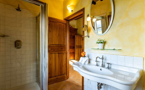 Il Poderuccio 17: Idraulico Fixture, Bagno, Interior Design, Lavandino Del Bagno, Legna, Pavimentazione, Rubinetto, Pavimento, Idraulico, Lavello
