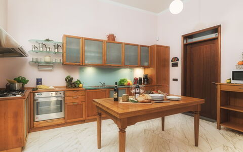 Villa Croci 12: Cabinetry, Pavimentazione, Mobilia, Legna, Cucina, Controsoffitto, Elettrodomestico Da Cucina, Interior Design, Credenza, Pavimento
