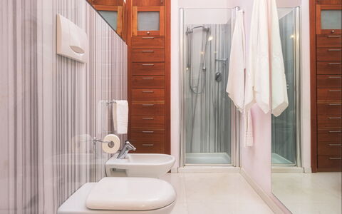 Villa Croci 12: Idraulico Fixture, Pavimentazione, Interior Design, Pavimento, Bagno, Lavello, Lavandino Del Bagno, Idraulico, Rubinetto, Camera