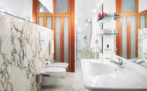 Villa Croci 12: Interior Design, Pavimentazione, Idraulico Fixture, Pavimento, Rubinetto, Lavello, Idraulico, Bagno, Piastrella, Camera