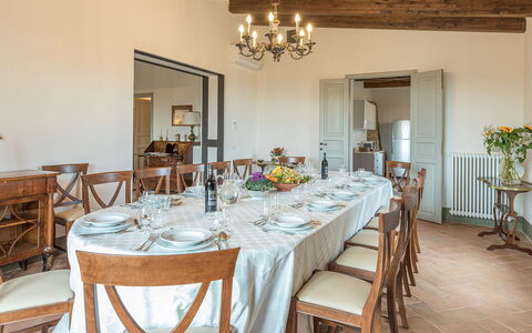 Il Colle di Donna Ilaria 12: Mobilia, Interior Design, Tavolo, Legna, Sedia, Sala Da Pranzo, Pavimentazione, Cucina & Sala Da Pranzo Tavolo, Soffitto, Pavimento
