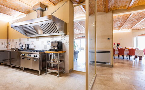 Il Poggiarellone 14: Interior Design, Mobilia, Legna, Pavimentazione, Soffitto, Cucina, Illuminazione, Controsoffitto, Pavimento, Sedia