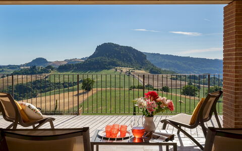Il Poggiarellone 14: Mobilia, Collina, Mobili Da Esterno, Sedia, Tavolo Esterno, Catena Montuosa, Eco Hotel, Shade, Balcone, Cucina & Sala Da Pranzo Tavolo