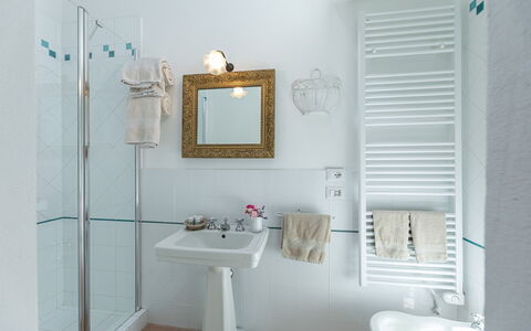 Il Molinaccio 14+2: Bagno, Idraulico Fixture, Lavandino Del Bagno, Parete, Interior Design, Lavello, Rubinetto, Specchio, Idraulico, Casa