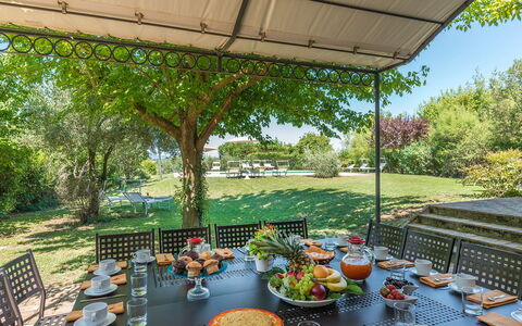Finestra su Siena 16: Furniture, Table, Outdoor Furniture, Chair, Shrub, Garden, Outdoor Table, Shade, Land Lot, Kitchen & Dining Room Table