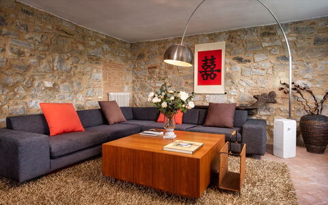 Cinque Cipressi 8: Mobilia, Divano, Interior Design, Pavimentazione, Parete, Soggiorno, Legna, Pavimento, Tavolo, Casa
