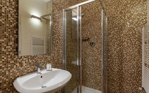 Villa Panorama 14: Bagno, Pavimentazione, Parete, Idraulico Fixture, Pavimento, Interior Design, Lavandino Del Bagno, Piastrella, Idraulico, Lavello