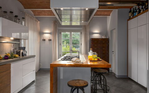 Villa Panorama 14: Mobilia, Cucina, Interior Design, Pavimentazione, Cabinetry, Controsoffitto, Elettrodomestico Da Cucina, Legna, Apparecchio Major, Soffitto