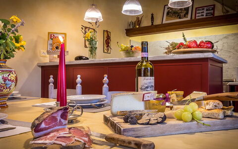Le Querce dei Medici 12+2: Tavola, Cibo, Mobilia, Tavolo, Ingrediente, Serveware, Dishware, Frutta, Porcellana, Bottiglia