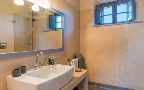 Muffato 6: Idraulico Fixture, Pavimentazione, Interior Design, Bagno, Parete, Lavandino Del Bagno, Lavello, Pavimento, Rubinetto, Soffitto