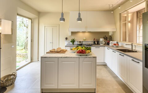 Villa Monnalisa 12: Cucina, Controsoffitto, Mobilia, Elettrodomestico Da Cucina, Interior Design, Cabinetry, Pavimentazione, Legna, Soffitto, Pavimento