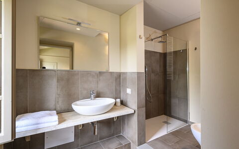 Villa Monnalisa 12: Pavimentazione, Interior Design, Pavimento, Bagno, Parete, Idraulico Fixture, Soffitto, Lavandino Del Bagno, Camera, Idraulico
