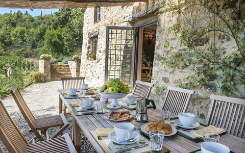 Villa delle Upupe 8: Mobilia, Tavolo, Mobili Da Esterno, Sedia, Cucina & Sala Da Pranzo Tavolo, Tavola, Tavolo Esterno, Ristorante, Serveware, Sala Da Pranzo
