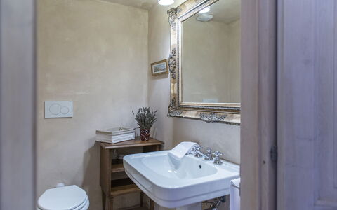 Villa delle Upupe 8: Lavandino Del Bagno, Idraulico Fixture, Bagno, Lavello, Interior Design, Specchio, Rubinetto, Pavimentazione, Idraulico, Pavimento