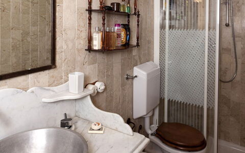 Borgo Paradiso 4+2: Lavandino Del Bagno, Parete, Bagno, Idraulico Fixture, Interior Design, Lavello, Rubinetto, Specchio, Idraulico, Pavimento