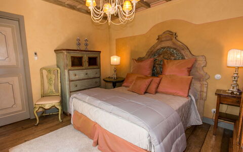 Borgo Paradiso 4+2: Mobilia, Interior Design, Camera Da Letto, Letto, Parete, Pavimentazione, Pavimento, Lenzuolo, Legna, Bedding