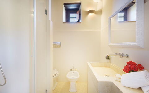 Ca Maggiore 10+2: Bagno, Lavandino Del Bagno, Idraulico Fixture, Parete, Pavimentazione, Pavimento, Interior Design, Lavello, Rubinetto, Gabinetto