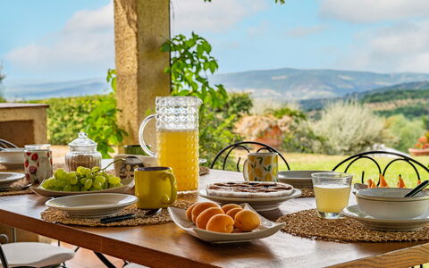 Casale le Conce 6: Cibo, Tavola, Serveware, Mobilia, Tavolo, Bicchieri, Ingrediente, Dishware, Frutta, Piatto