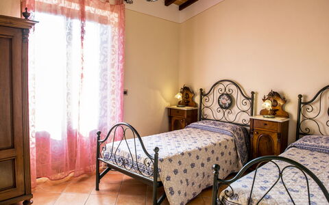 Vinciluna 4: Camera Da Letto, Mobilia, Interior Design, Letto, Pavimentazione, Lenzuolo, Bedding, Pavimento, Telaio Del Letto, Biancheria