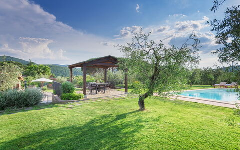 Vinciluna 4: Giardino, Agriturismo, Catena Montuosa, Prato, Eco Hotel, Landscaping, Parco, Piscina, Hacienda, Ricorrere