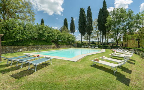 Poggerello 10: Estate, Giardino, Hacienda, Prato, Villa, Cortile, Hedge, Cortile, Hotel, Backyard