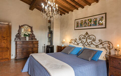 Poderino 6: Mobilia, Parete, Pavimentazione, Interior Design, Pavimento, Camera Da Letto, Illuminazione, Casa, Letto, Telaio Del Letto