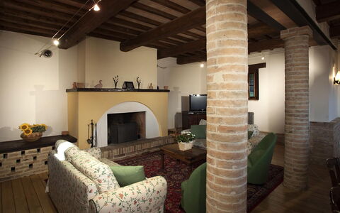 Il Borgo 16: Mobilia, Interior Design, Pavimentazione, Parete, Pavimento, Soffitto, Legna, Camera, Illuminazione, Soggiorno