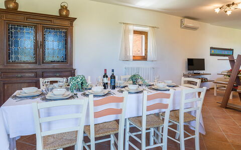 Il Grillo 10: Furniture, Table, Kitchen & Dining Room Table, Dining Room, Chair, Interior Design, Tablecloth, Flooring, Room, Restaurant